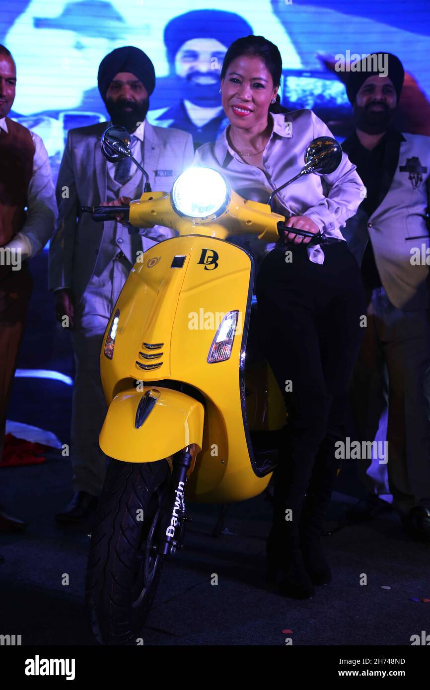 New Delhi, India. 20 Nov 2021. Mangte Chungneijang Mary Kom durante il lancio di Darwin EVat: New Generation Electric Two Wheeler con tecnologia giapponese. (Foto di Jyoti Kapoor/Pacific Press) Credit: Pacific Press Media Production Corp./Alamy Live News Foto Stock