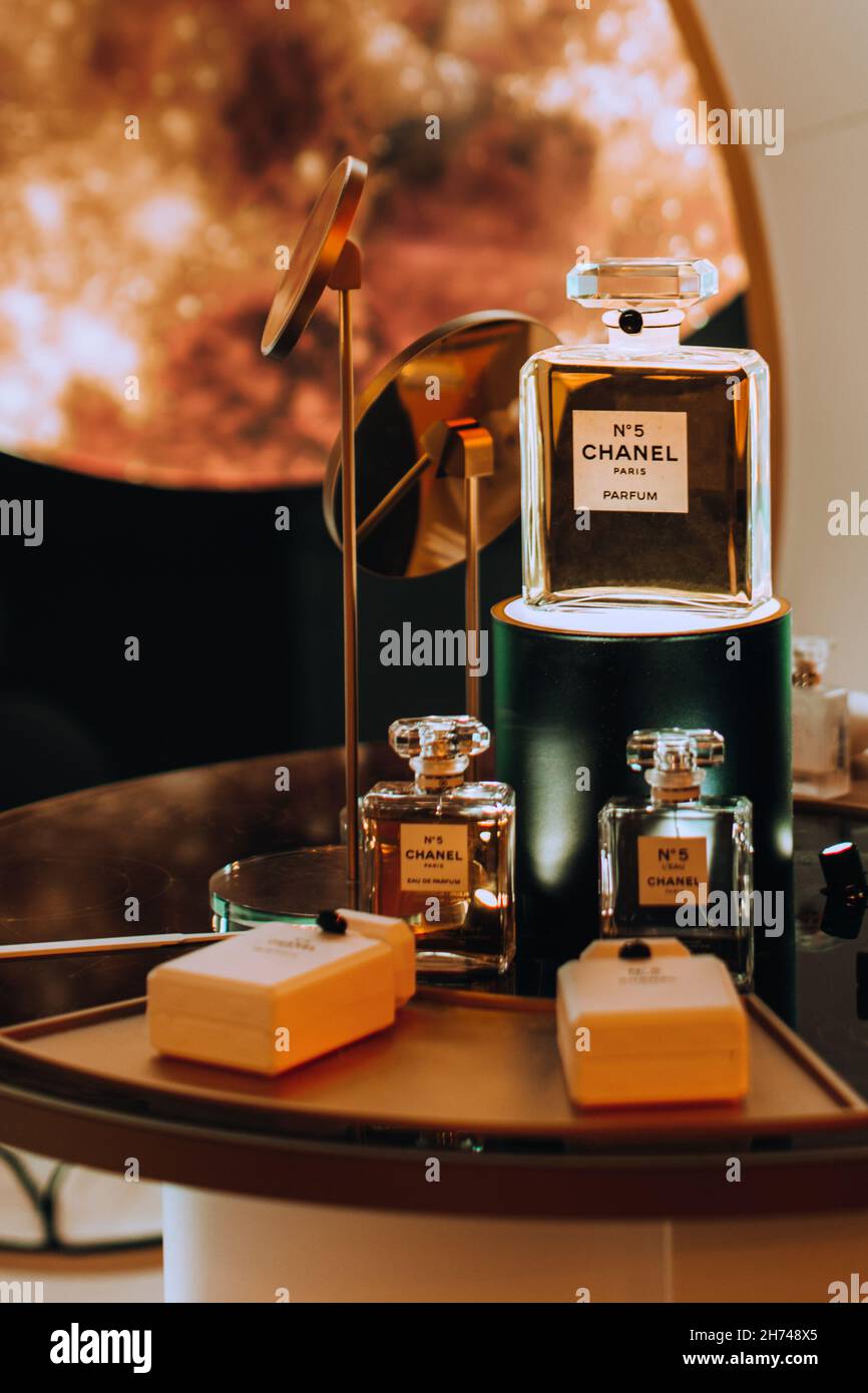 Bottiglie d'oro di vetro di PROFUMO N° 5 Chanel. È il primo profumo  lanciato dal couturier francese Gabrielle 'Coco' Chanel Foto stock - Alamy