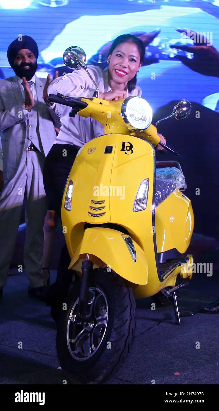 20 novembre 2021, New delhi, India: Mangte Chungneijang Mary Kom durante il lancio di Darwin EVat: New Generation Electric Two Wheeler con tecnologia giapponese. (Credit Image: © Jyoti Kapoor/Pacific Press via ZUMA Press Wire) Foto Stock