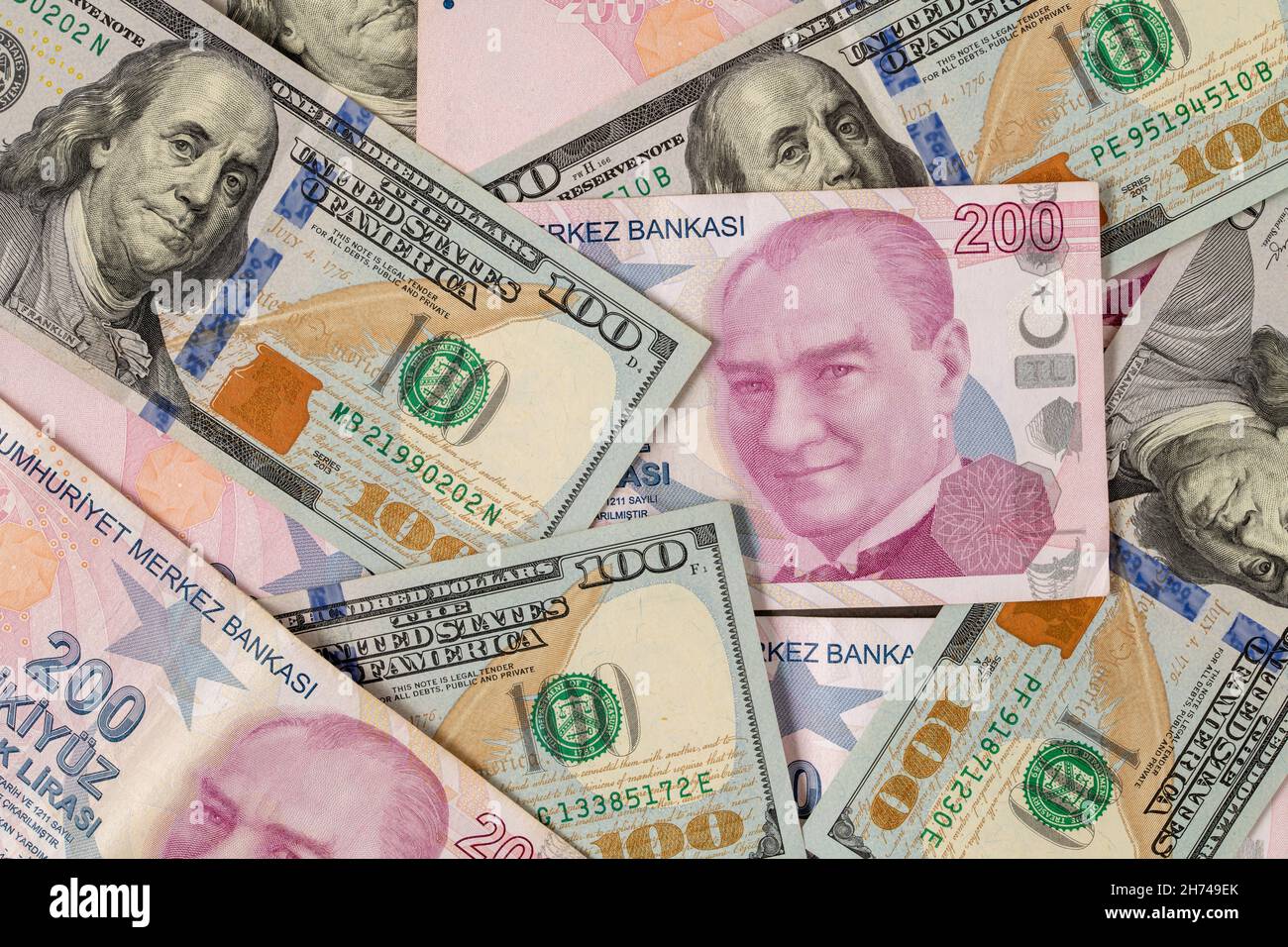 Dollari STATUNITENSI e liras turche in cima l'uno all'altro coprendo completamente lo schermo Foto Stock