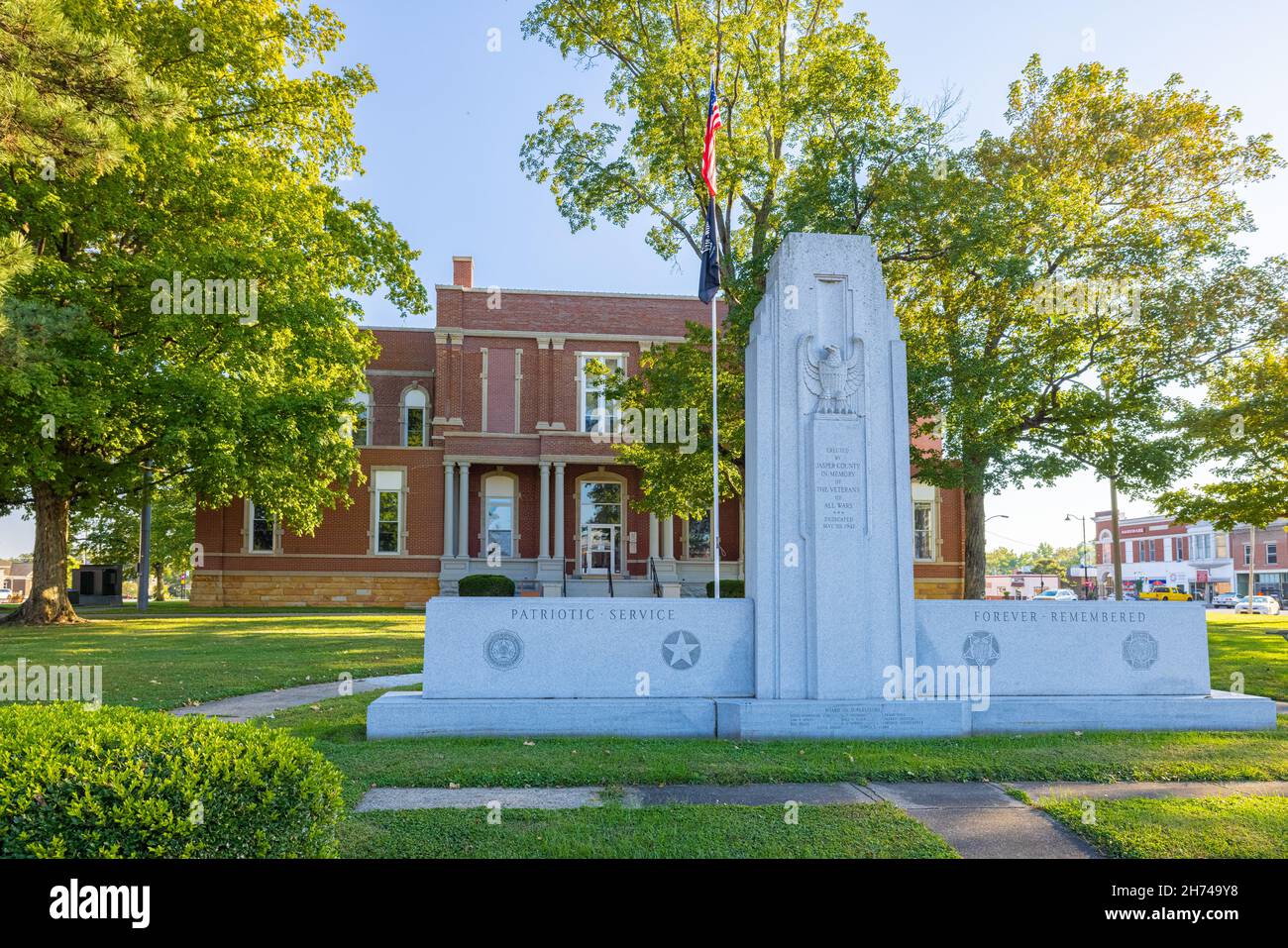 Newton, Illinois, USA - 28 settembre 2021: Lo storico tribunale della contea di Jasper ed è il Veterans Memorial Foto Stock