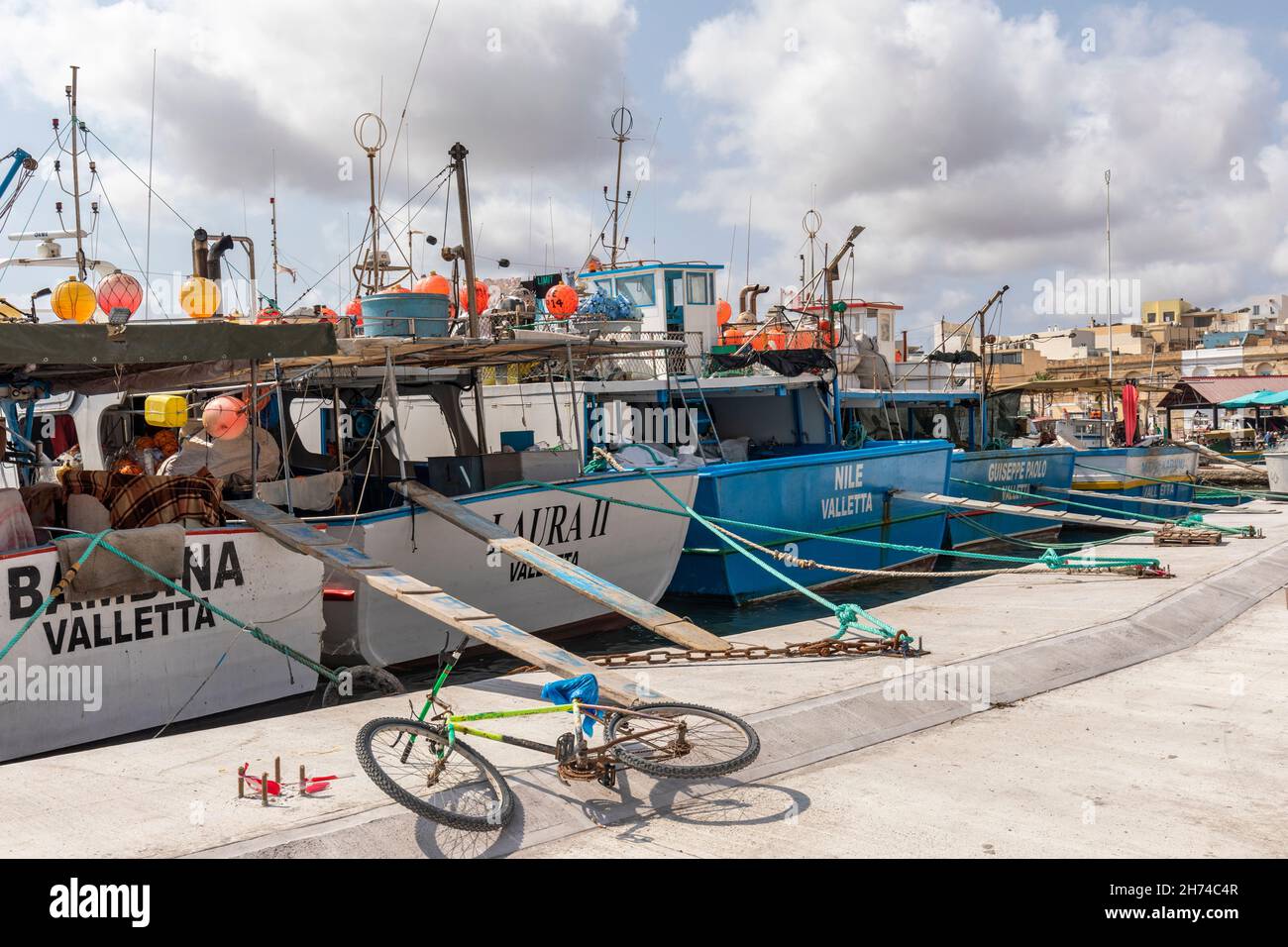 Barche da pesca ormeggiano alla banchina del porto di Marsaxlokk, Marsaxlokk, Malta, Europa Foto Stock