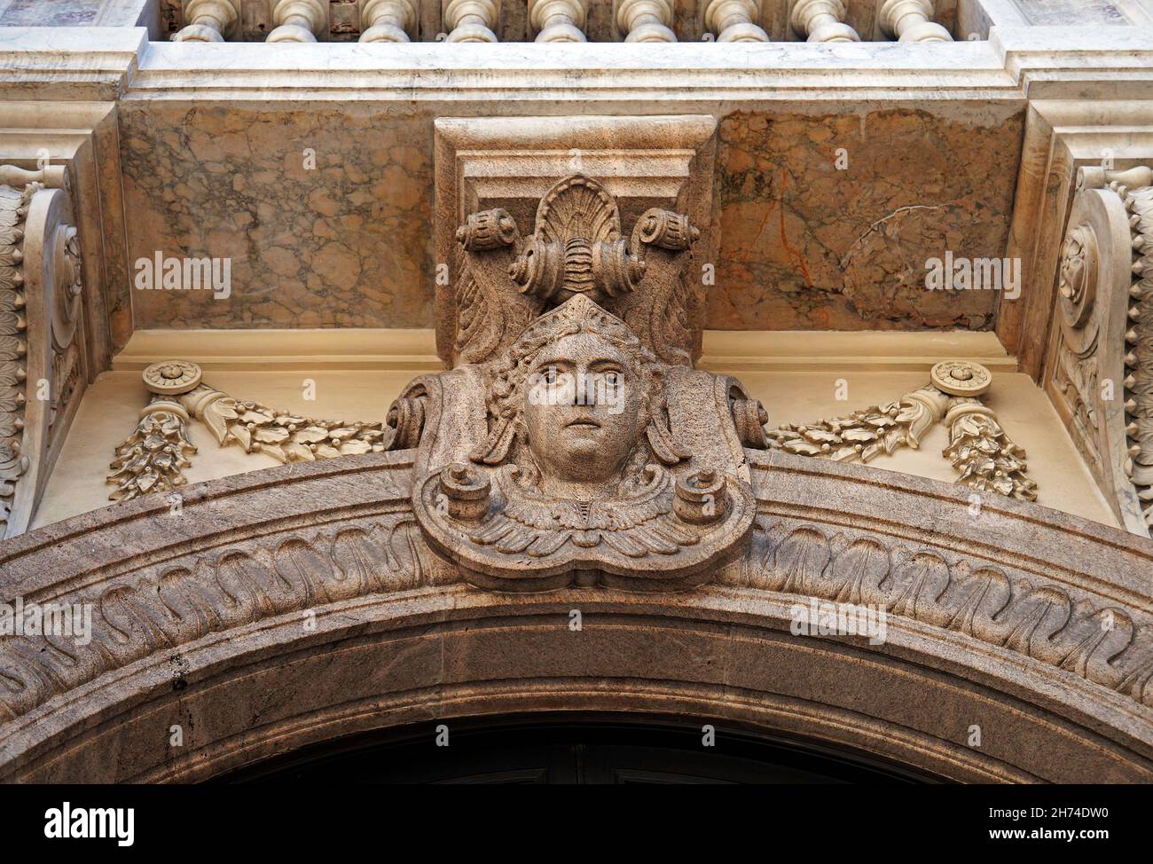 Scultura decorativa del volto sulla facciata Foto Stock