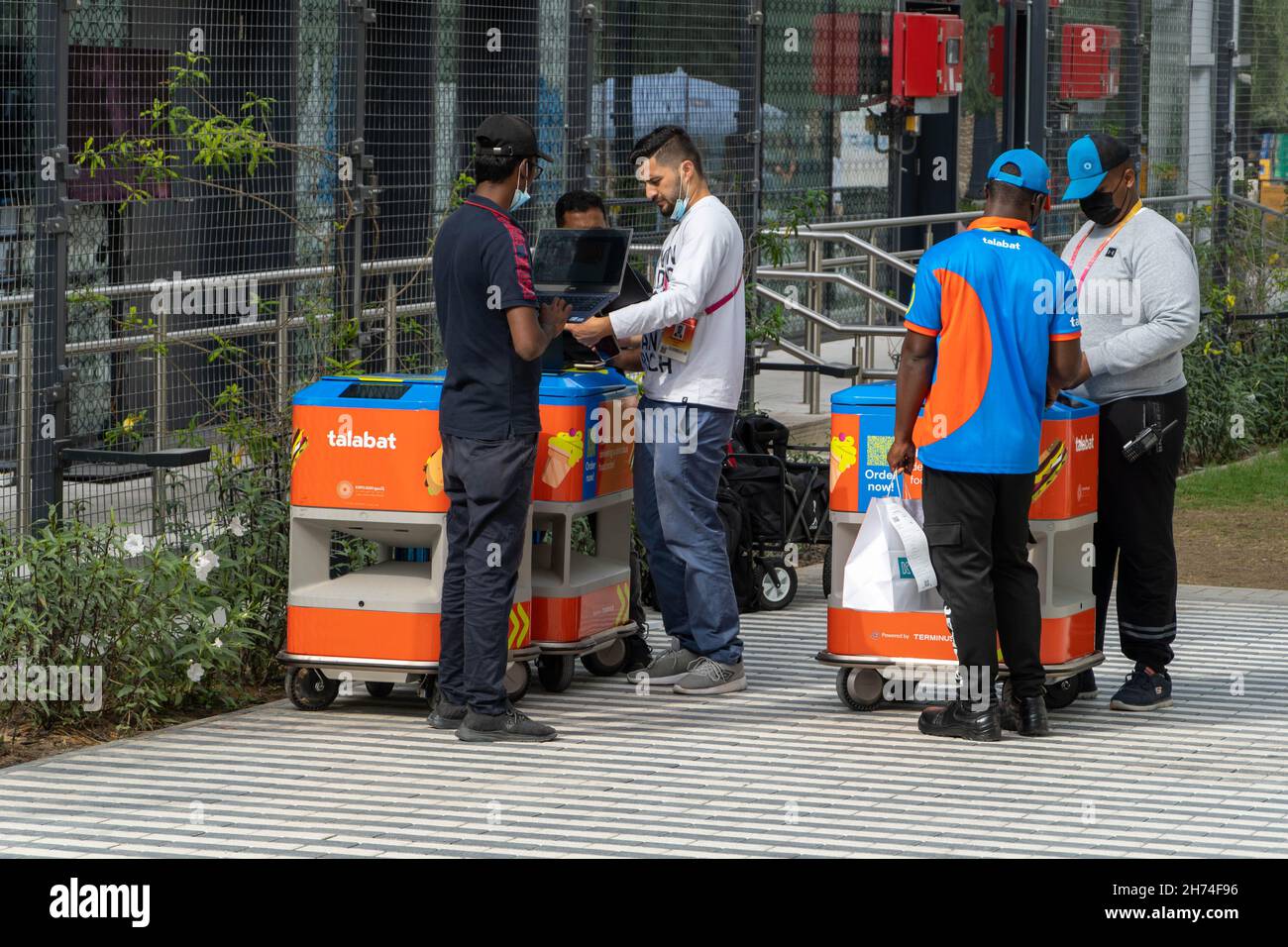 '11.19.2021 - Dubai, UAE - Expo 2020 Talabat Robot Delivery Machines for food service and innovation and Artificial Intelligence (ai). Foto Stock