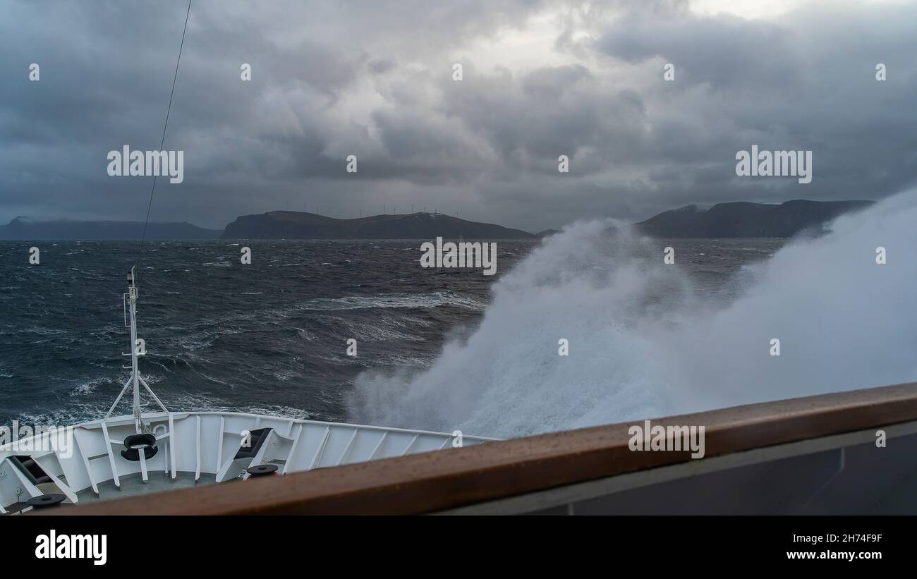 Wellen auf der Reise mit dem Schiff zum Nordkap, Norwegen. Sturm auf dem Atlantik mit Schaumkronen auf den Wellen und Gischt auf dem Schiff. Wolken Foto Stock