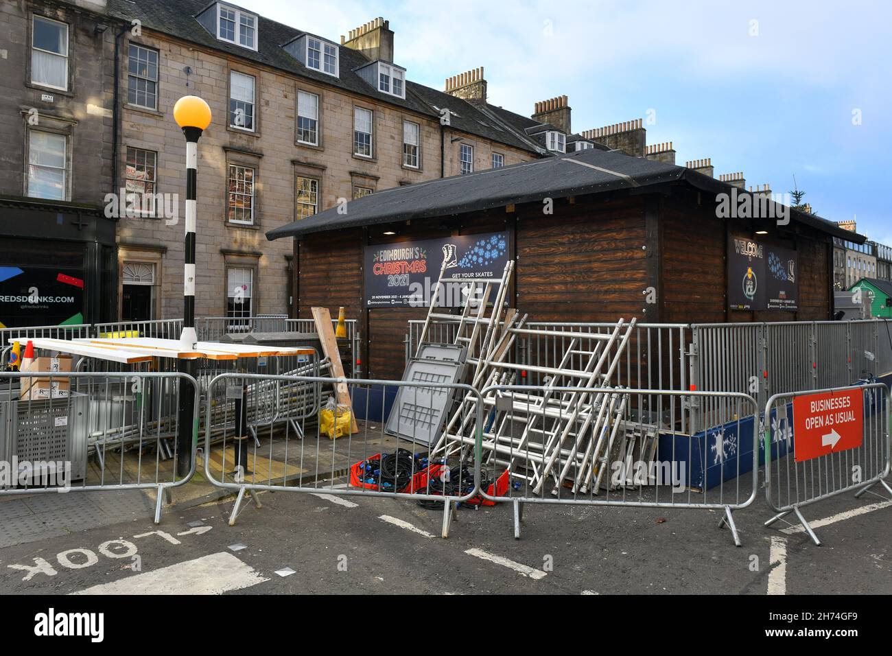 Edimburgo, Regno Unito. Novembre 20 2021. George Street, una delle strade più belle di Edimburgo, mentre la stagione festiva inizia. Credit sst/alamy live news Foto Stock