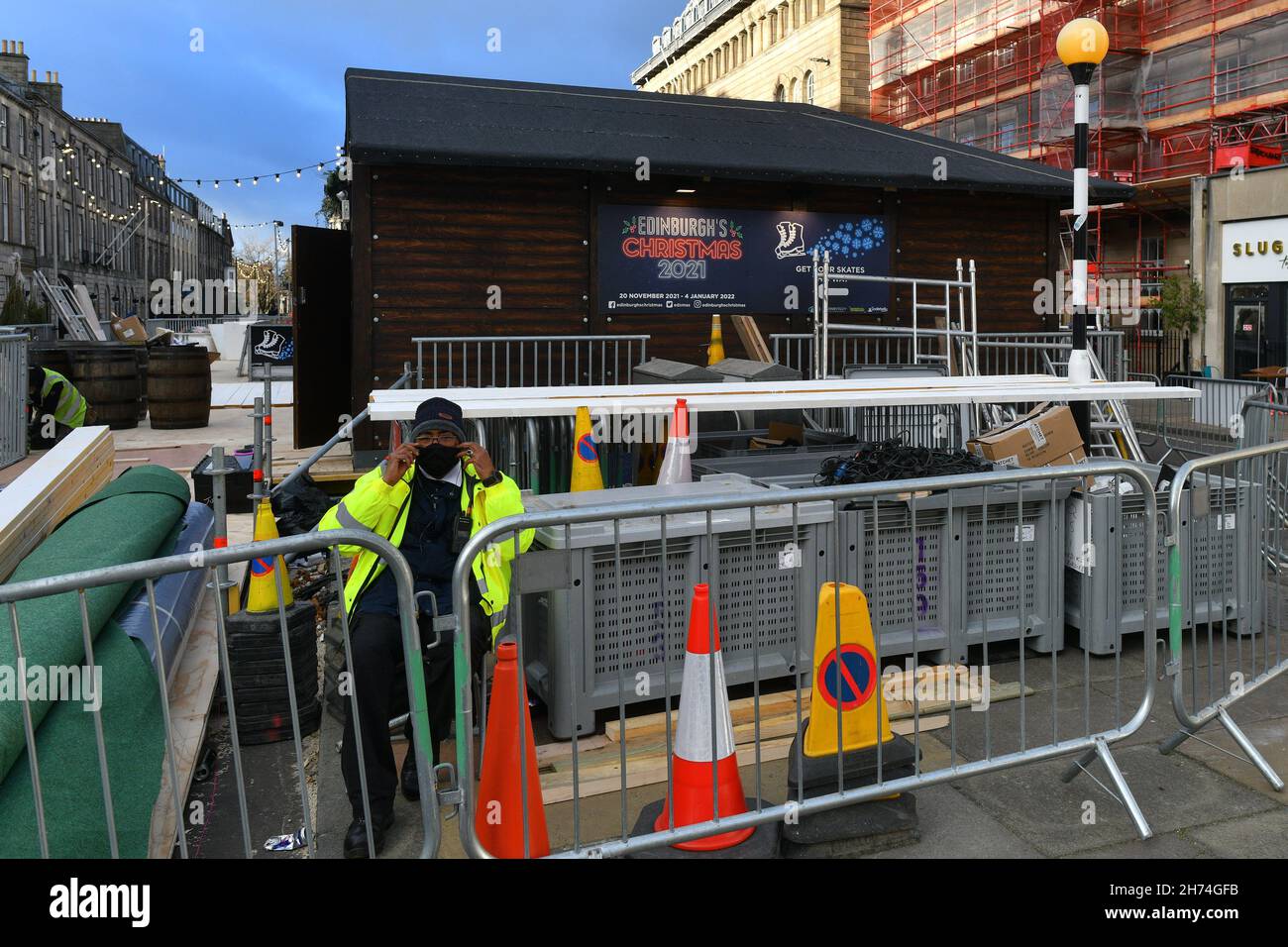 Edimburgo, Regno Unito. Novembre 20 2021. George Street, una delle strade più belle di Edimburgo, mentre la stagione festiva inizia. Credit sst/alamy live news Foto Stock