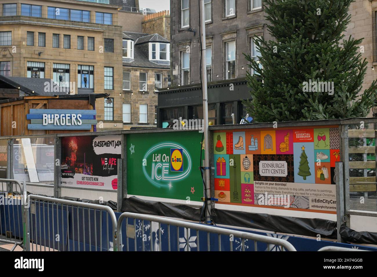 Edimburgo, Regno Unito. Novembre 20 2021. George Street, una delle strade più belle di Edimburgo, mentre la stagione festiva inizia. Credit sst/alamy live news Foto Stock