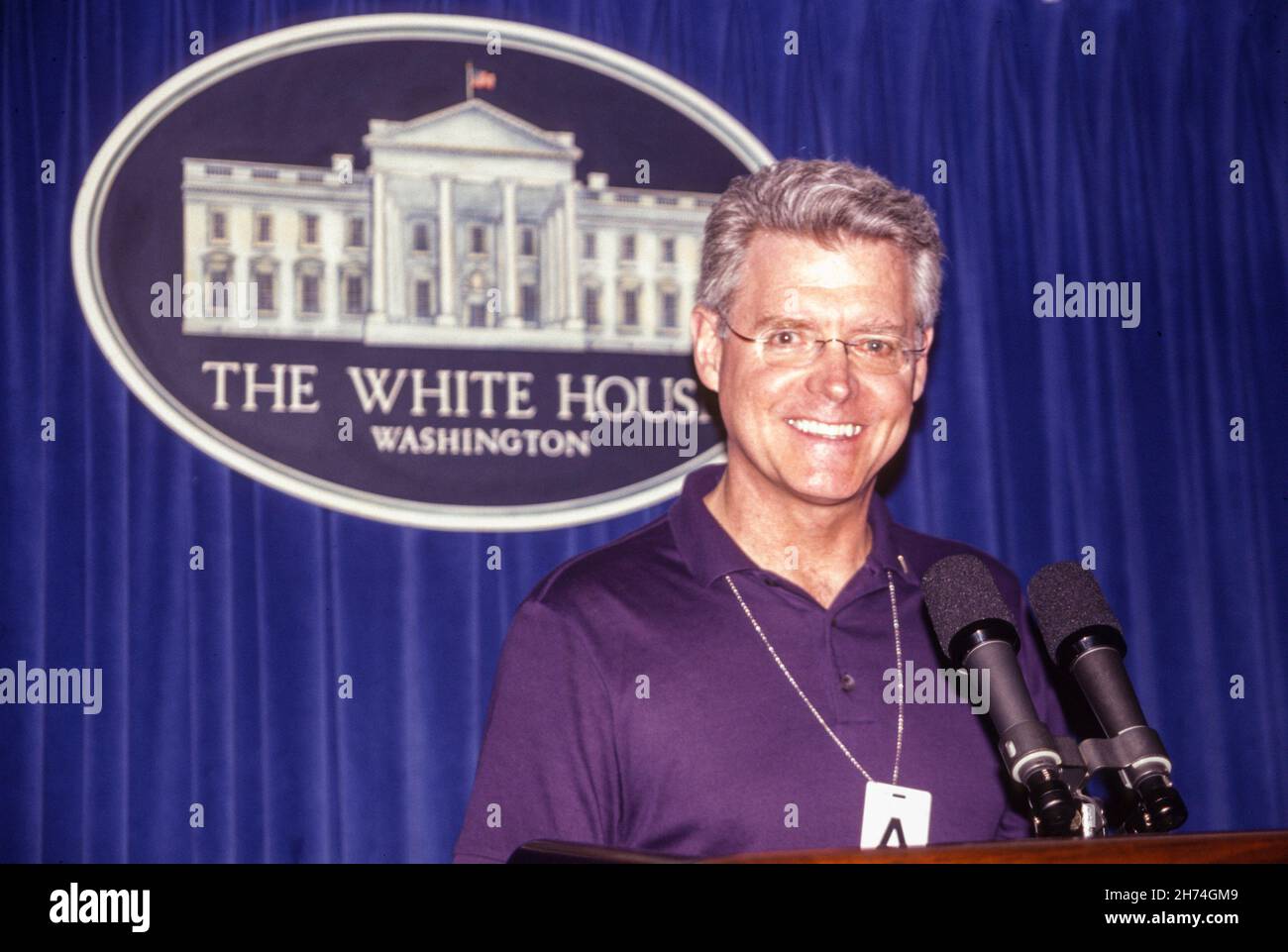 Uomo di mezza età in visita alla Casa Bianca Press Briefing Room Stage, 2003, Washington D. C., USA Foto Stock