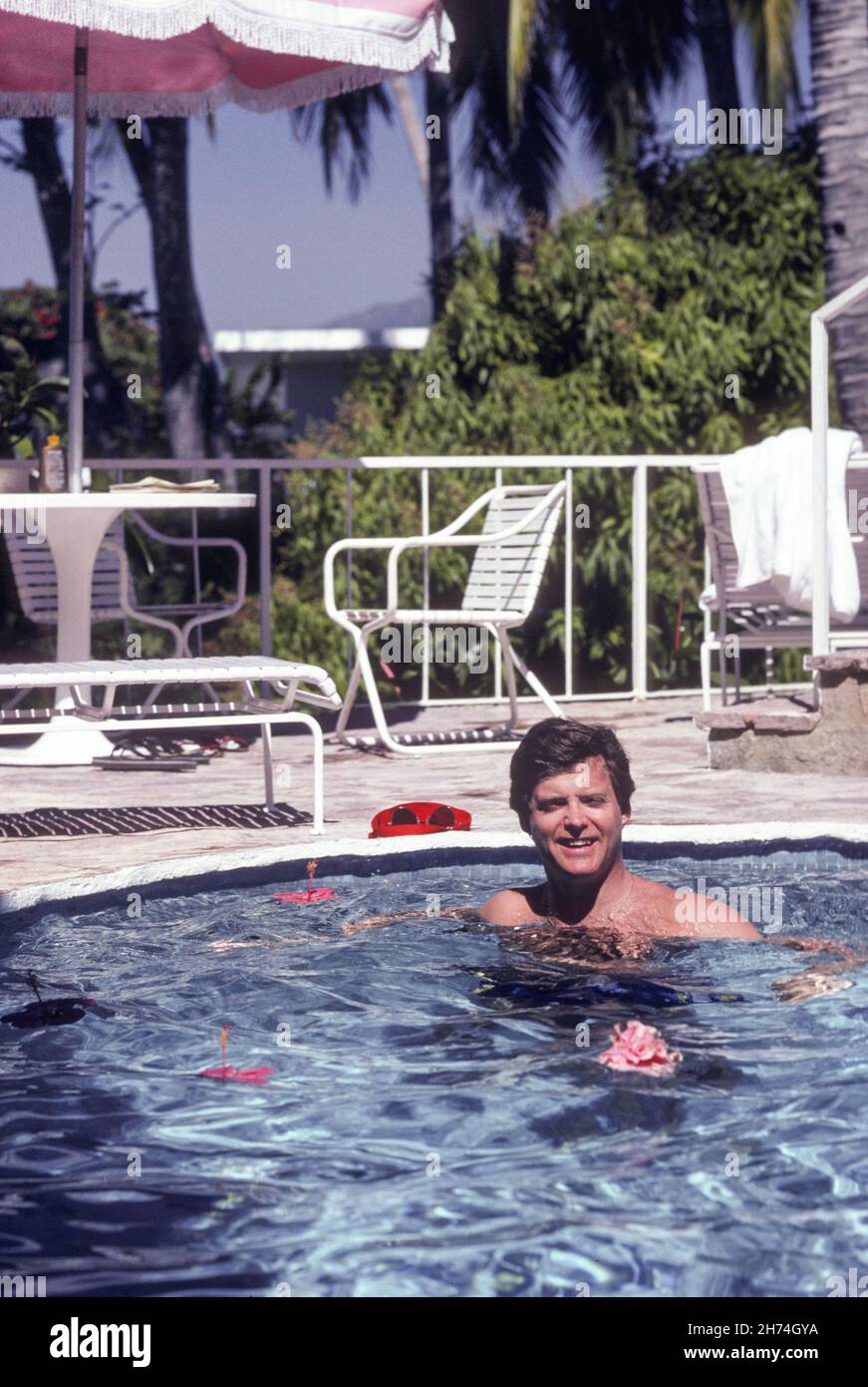 Sposo appena sposato in piscina privata , Las Brisas Hotel, Acapulco, Messico, 1981 Foto Stock