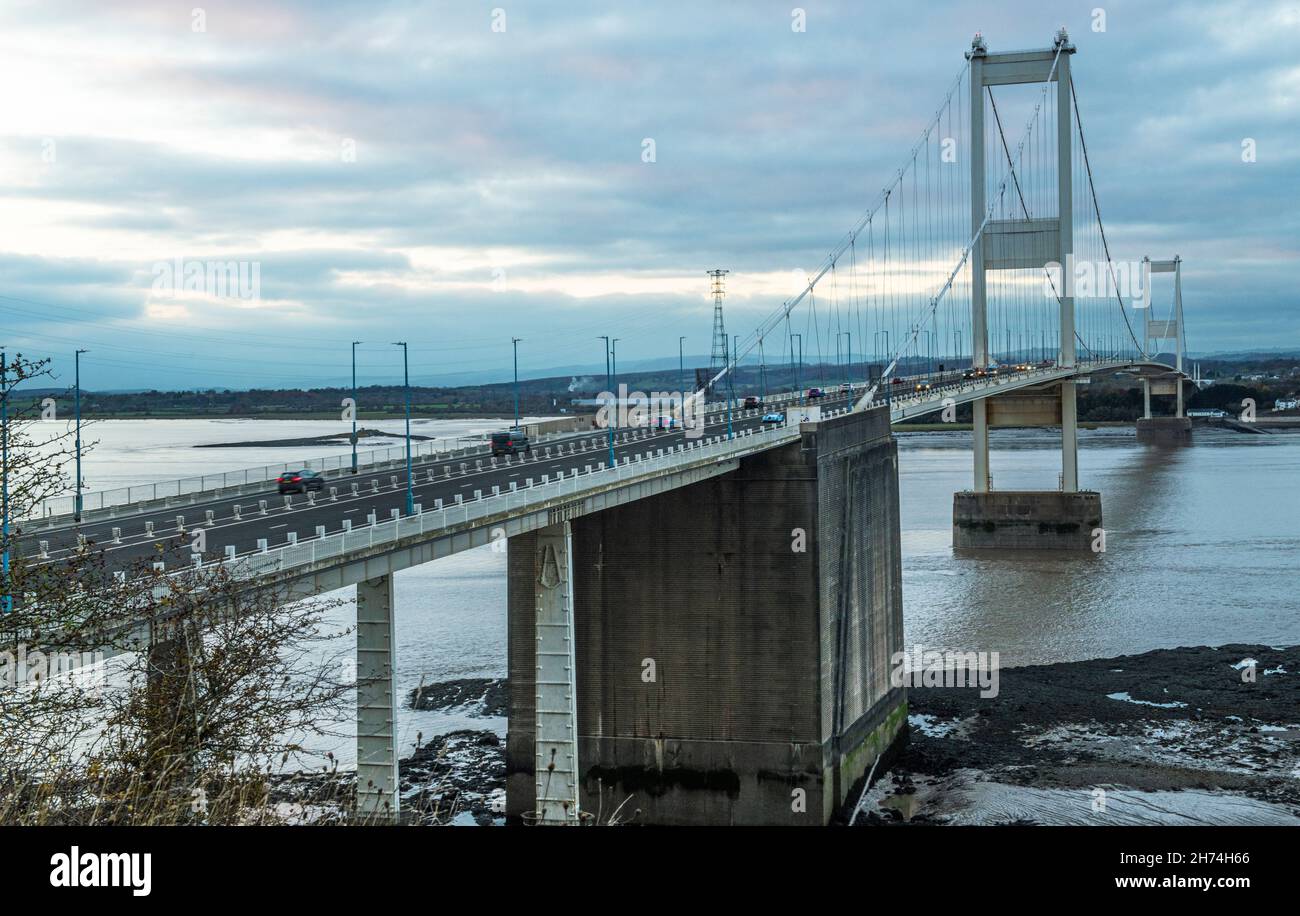 Severn Bridge sul fiume Severn da Aust a Chepstow. Foto Stock
