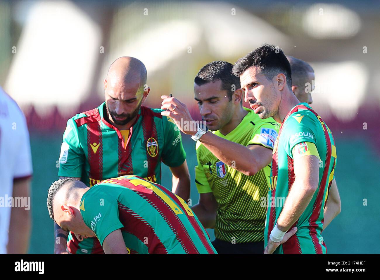 Terni, Italia. 20th Nov, 2021. L'arbitro posiziona la barriera durante Ternana Calcio vs COME Cittadella, Campionato Italiano di Calcio BKT a Terni, Italia, Novembre 20 2021 Credit: Independent Photo Agency/Alamy Live News Foto Stock