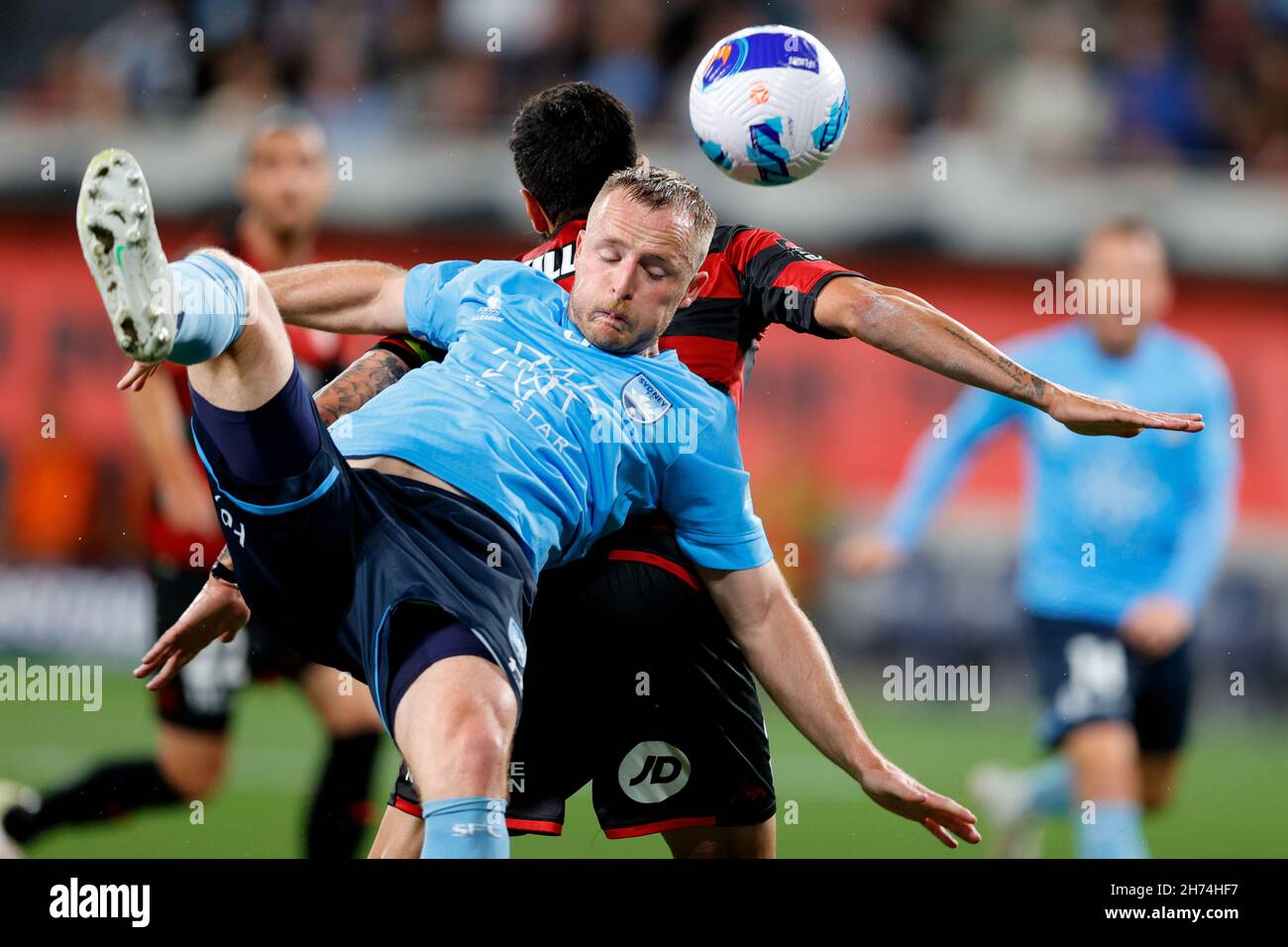 Sydney, Australia, 20 novembre 2021. Il Rhyan Grant of Sydney FC sfida la palla durante la partita di calcio del round 1 A-League tra il Western Sydney Wanderers FC e il Sydney FC. Credit: Pete Dovgan/Alamy Live News Foto Stock