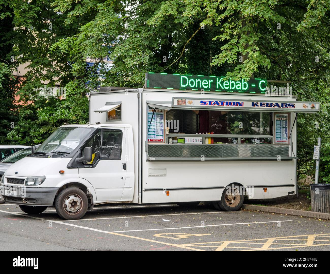 Basingstoke, Regno Unito - 3 luglio 2021: Vista della stazione Kebabs servizio di furgone parcheggiato vicino alla stazione ferroviaria a Basingstoke, Hampshire in un'estate soleggiata Foto Stock
