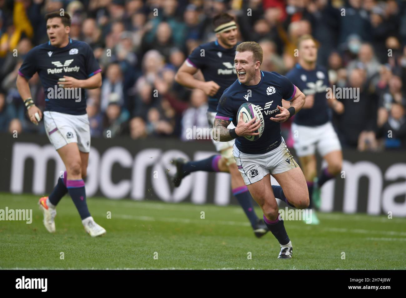 Edimburgo, Regno Unito. 20 novembre 2021. Stuart Hogg of Scotland segna il suo secondo tentativo di diventare ScotlandÕs un giocatore di prova record durante la partita Autumn Nation Series al Murrayfield Stadium di Edimburgo. Il credito d'immagine dovrebbe leggere: Neil Hanna / Sportimage Credit: Sportimage/Alamy Live News Foto Stock