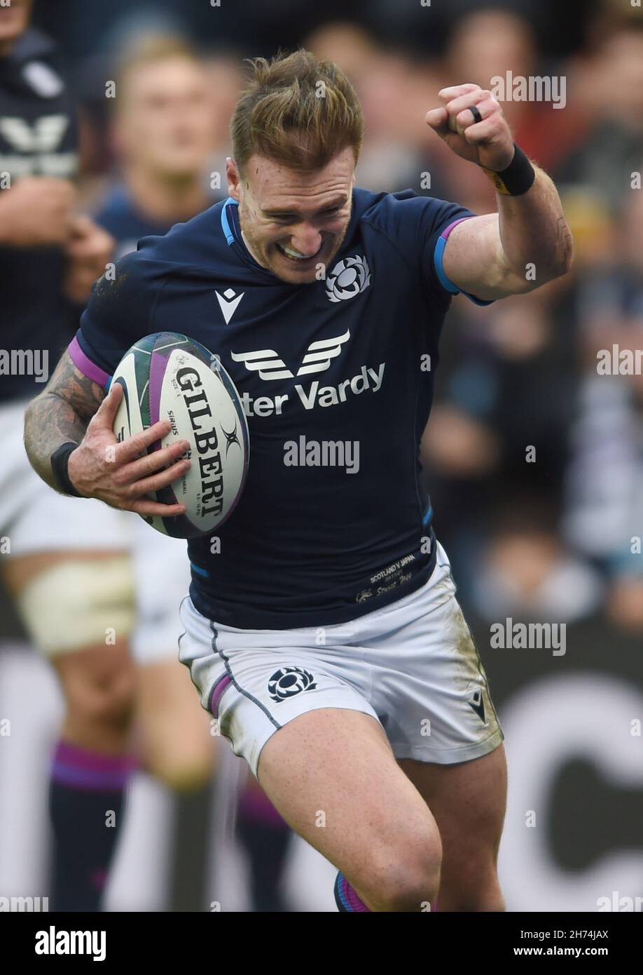 Edimburgo, Regno Unito. 20 novembre 2021. Stuart Hogg of Scotland segna il suo secondo tentativo di diventare ScotlandÕs un giocatore di prova record durante la partita Autumn Nation Series al Murrayfield Stadium di Edimburgo. Il credito d'immagine dovrebbe leggere: Neil Hanna / Sportimage Credit: Sportimage/Alamy Live News Foto Stock