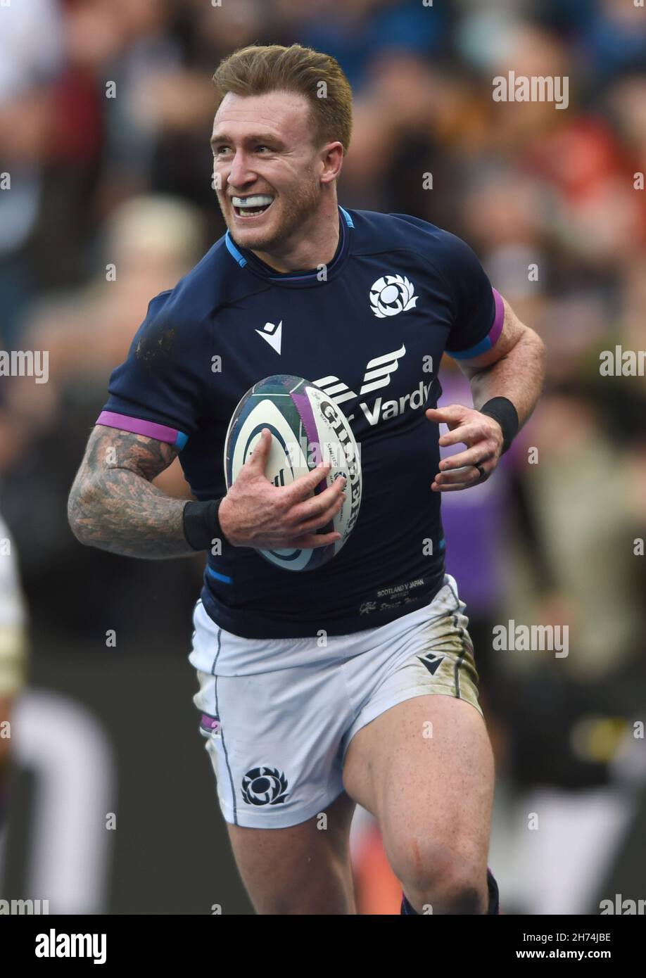 Edimburgo, Regno Unito. 20 novembre 2021. Stuart Hogg of Scotland segna il suo secondo tentativo di diventare ScotlandÕs un giocatore di prova record durante la partita Autumn Nation Series al Murrayfield Stadium di Edimburgo. Il credito d'immagine dovrebbe leggere: Neil Hanna / Sportimage Credit: Sportimage/Alamy Live News Foto Stock