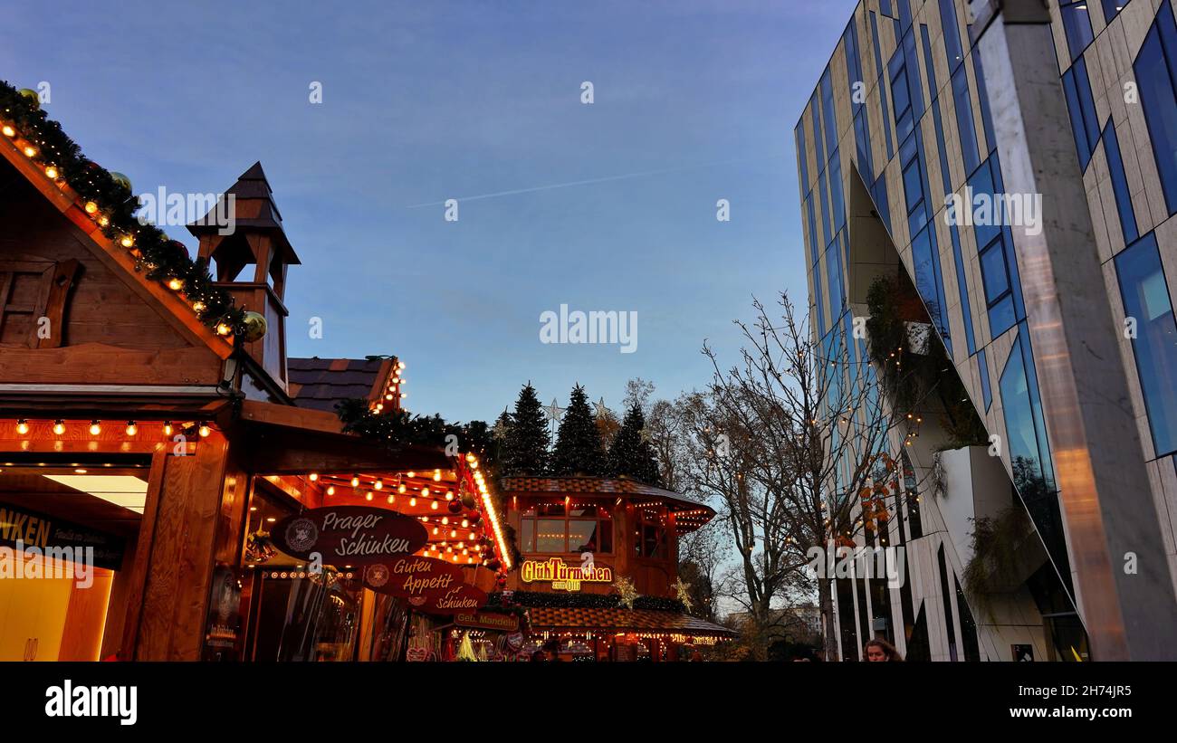 Il tradizionale mercatino di Natale si trova al mercatino di Natale 2021 a Düsseldorf/Germania, accanto alla moderna architettura di Kö-Bogen di Daniel Libeskind. Foto Stock