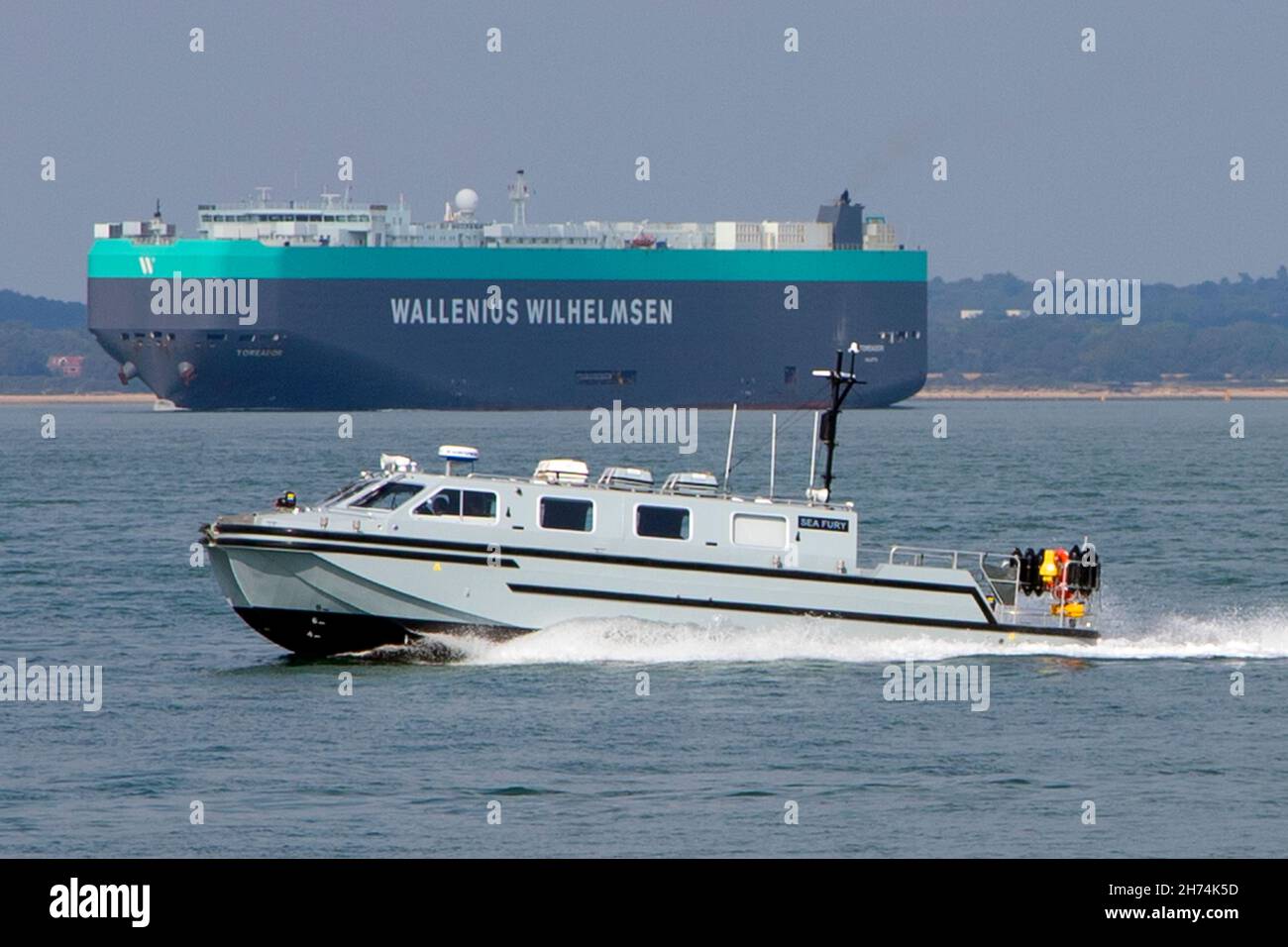 Barca,nautica,nave,spedizione,auto,carrier,The Solent,Cowes,Isola di Wight,Inghilterra,Regno Unito, Foto Stock