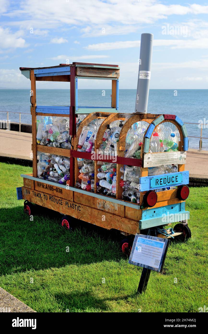 Arte riciclata lungo il lungomare a Teignmouth, South Devon, utilizzando materiali riciclati per sensibilizzare l'opinione pubblica sulle questioni ambientali. Foto Stock