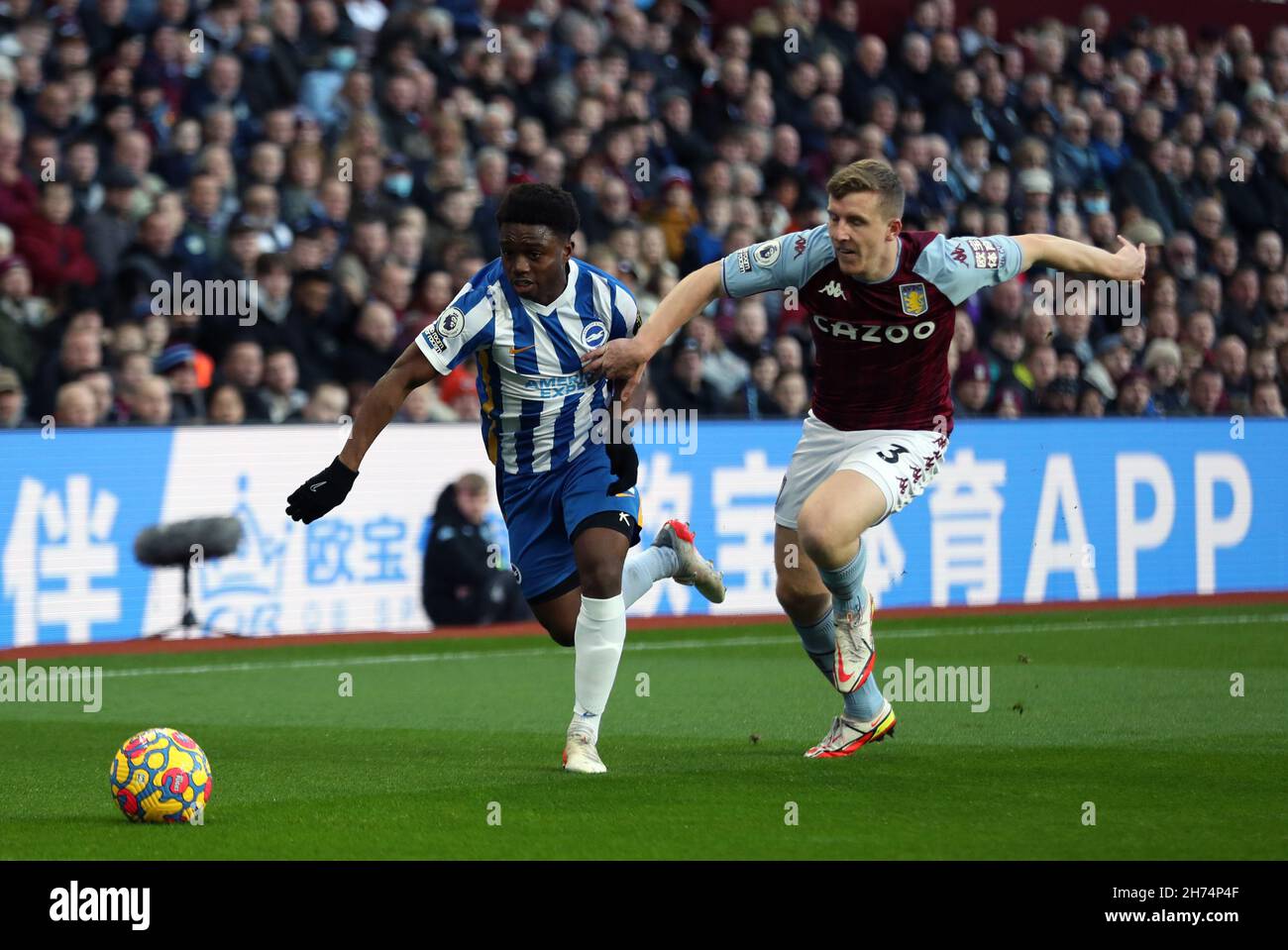 Tariq Lamptey di Brighton e Hove Albion e Matt TargetT di Aston Villa (a destra) combattono per la palla durante la partita della Premier League a Villa Park, Birmingham. Data foto: Sabato 20 novembre 2021. Foto Stock