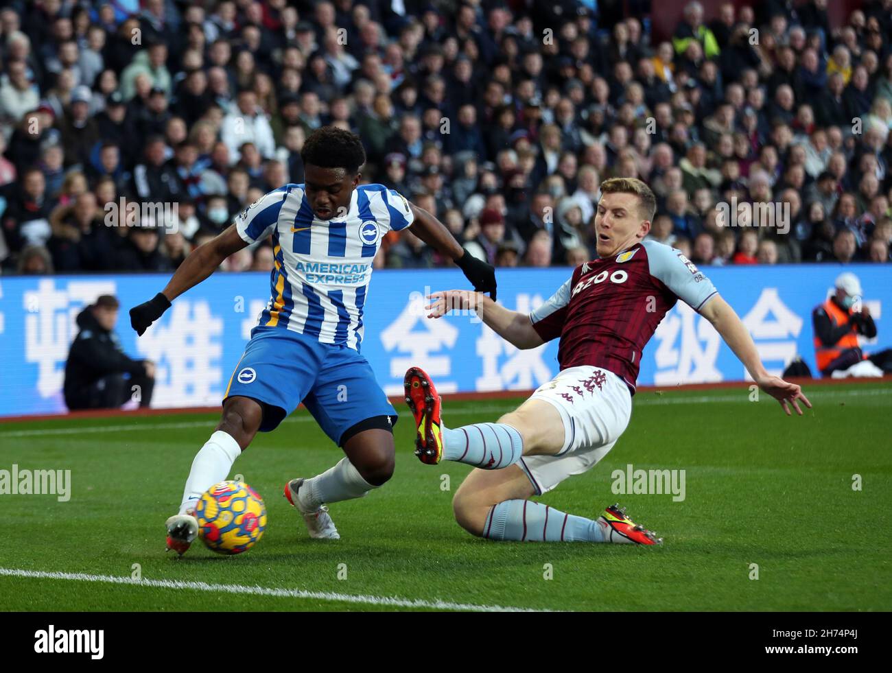 Tariq Lamptey di Brighton e Hove Albion e Matt TargetT di Aston Villa (a destra) combattono per la palla durante la partita della Premier League a Villa Park, Birmingham. Data foto: Sabato 20 novembre 2021. Foto Stock