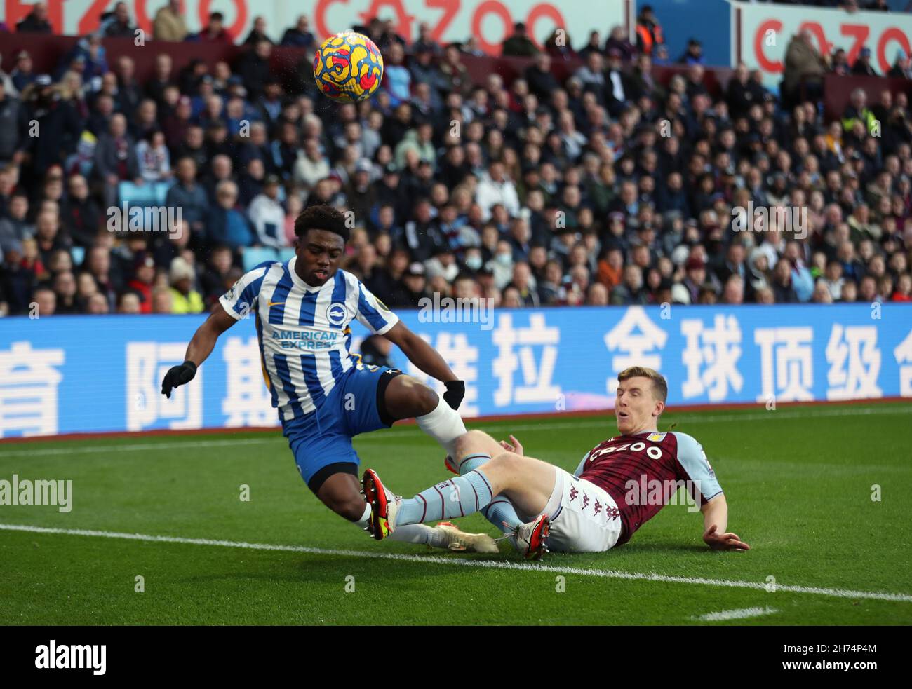 Tariq Lamptey di Brighton e Hove Albion e Matt TargetT di Aston Villa (a destra) combattono per la palla durante la partita della Premier League a Villa Park, Birmingham. Data foto: Sabato 20 novembre 2021. Foto Stock