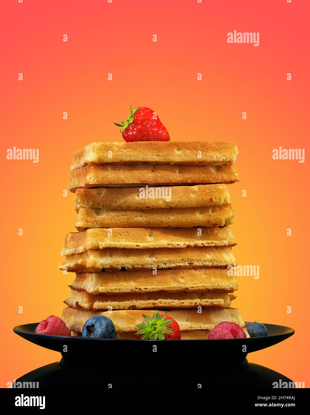 Waffle con frutta e sciroppo d'acero su sfondo colorato Foto Stock