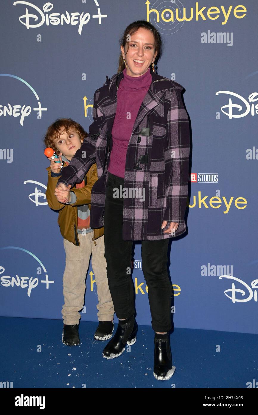 Caterina Guzzanti ed Elio (figlio) assistono al tappeto blu della prima italiana dei primi due episodi della serie Marvel Hawkeye al cinema moderno. (Foto di Mario Cartelli / SOPA Images/Sipa USA) Foto Stock