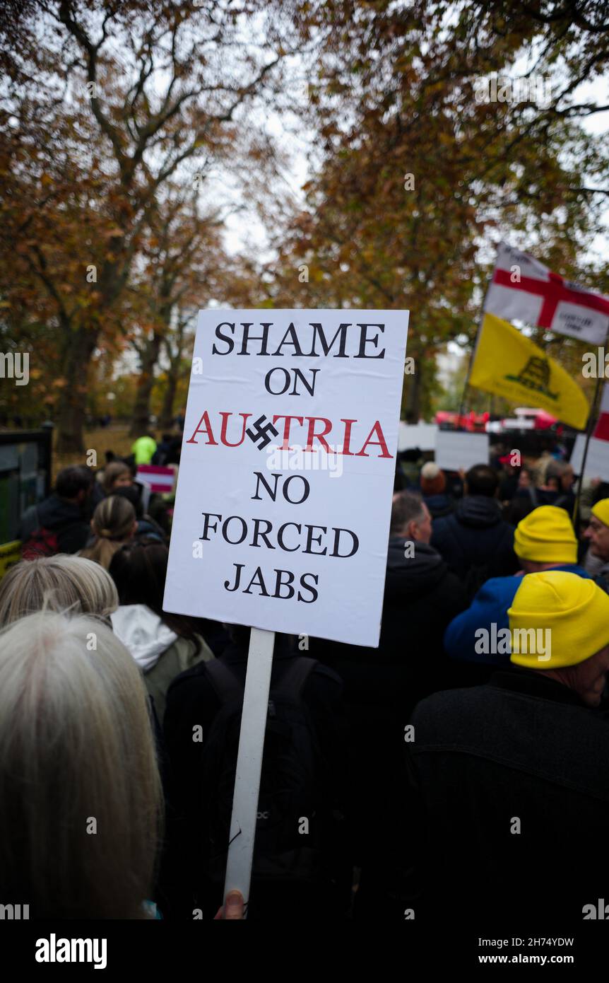 Londra, Regno Unito. 20 novembre 2021. I manifestanti antivaccinenti si sono riuniti a Hyde Park nel centro di Londra per un 'raduno mondiale per la libertà' Credit: Aleksander Sacharczuk/Alamy Live News Foto Stock