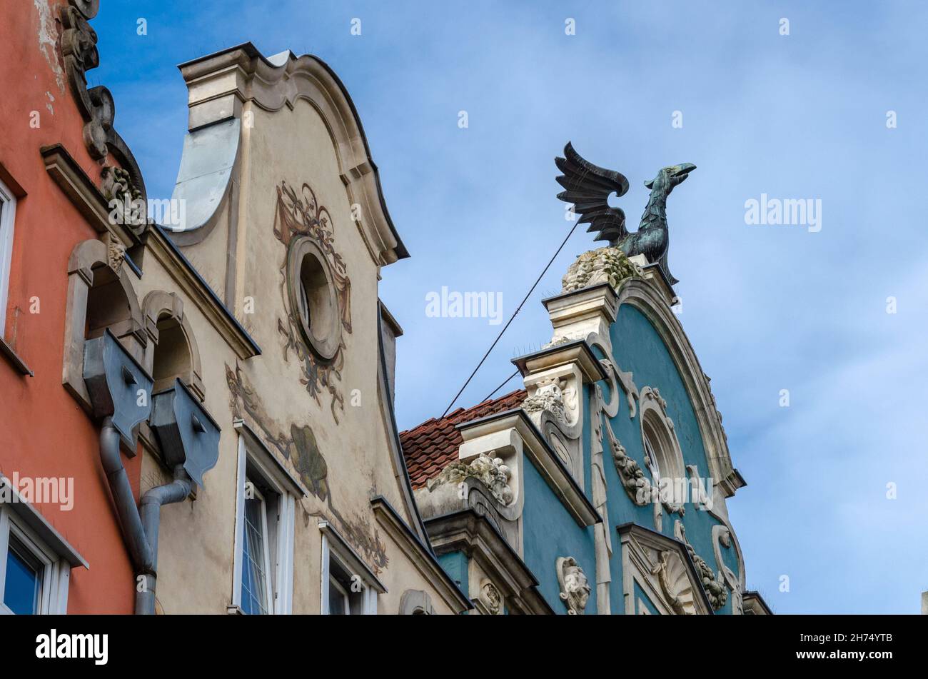 Gdansk, voivodship pomorskie, Polonia; 15 agosto 2021: Edifici della città vecchia di Gdansk con facciate colorate e stile eclettico attico Foto Stock