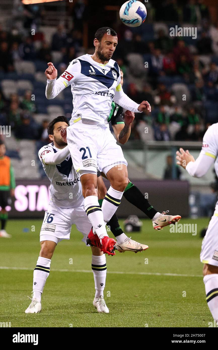 Melbourne, Australia, 20 novembre 2021. Roderick Miranda della Vittoria di Melbourne testa la palla durante il round 1 A-League di calcio tra il Western United FC e il Melbourne Victory FC il 20 novembre 2021 al GMHBA Stadium di Geelong, Australia. Credit: Dave Hewison/Speed Media/Alamy Live News Foto Stock