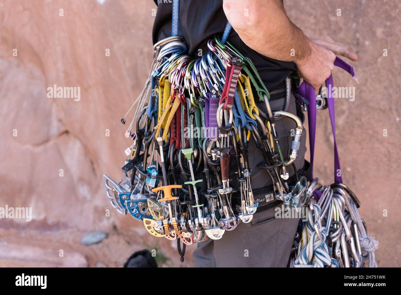 Dadi, cunei e camme su un'imbragatura di un arrampicatore a Wall Street vicino a Moab, Utah. Foto Stock