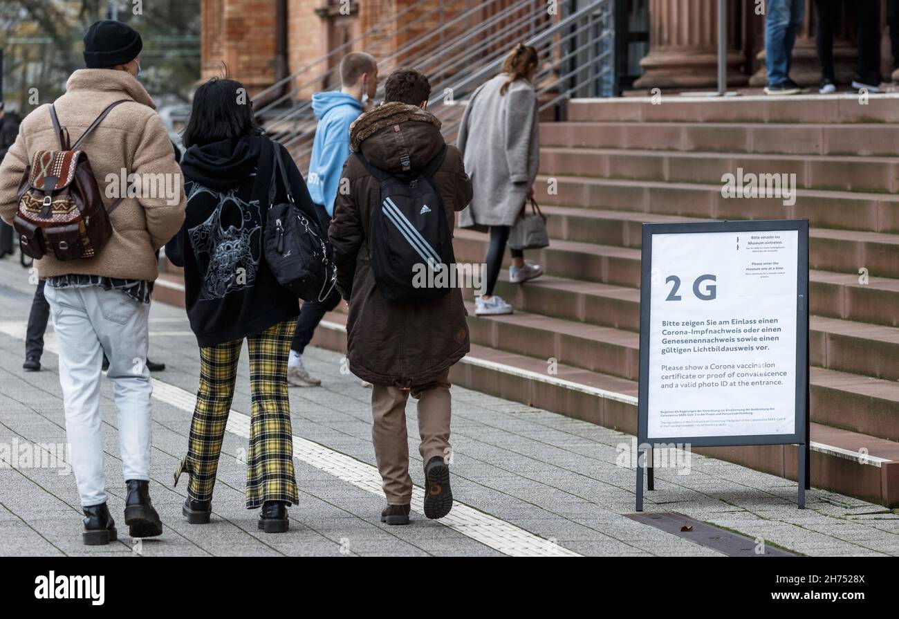 Amburgo, Germania. 20 Nov 2021. Un segno davanti alla Kunsthalle indica che l'accesso qui è consentito solo in conformità alle regole 2G. Le regole più severe sono in vigore da sabato. Dopo di che, solo le persone vaccinate e ricoverate hanno accesso a determinate zone. Credit: Markus Scholz/dpa/Alamy Live News Foto Stock