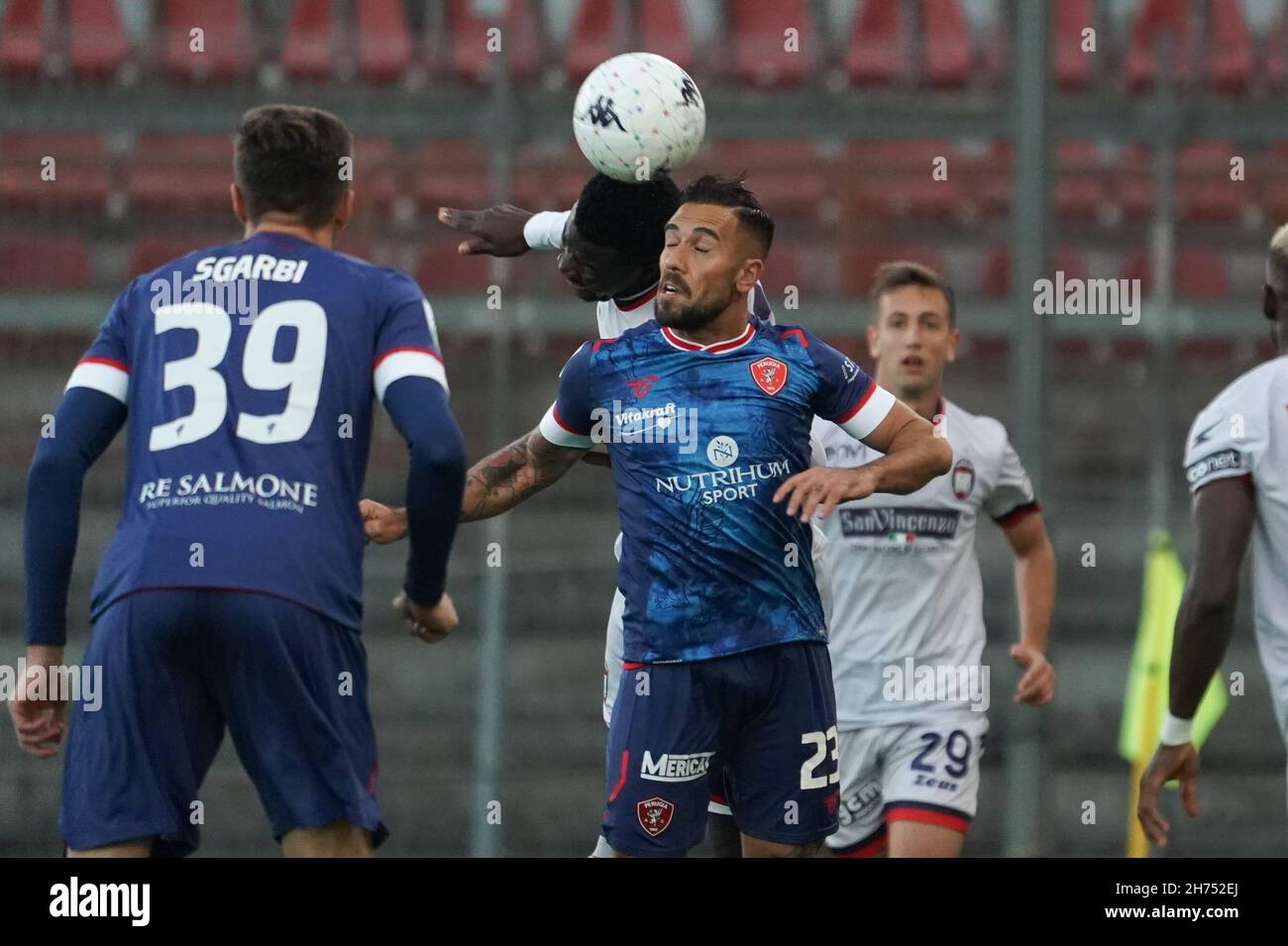 Perugia, Italia. 20th Nov, 2021. marcello falzerano (n.23 perugia calco) vs donsah godfred (n.15 fc crotone) durante AC Perugia vs FC Crotone, Campionato Italiano di Calcio BKT a Perugia, Italia, Novembre 20 2021 Credit: Independent Photo Agency/Alamy Live News Foto Stock