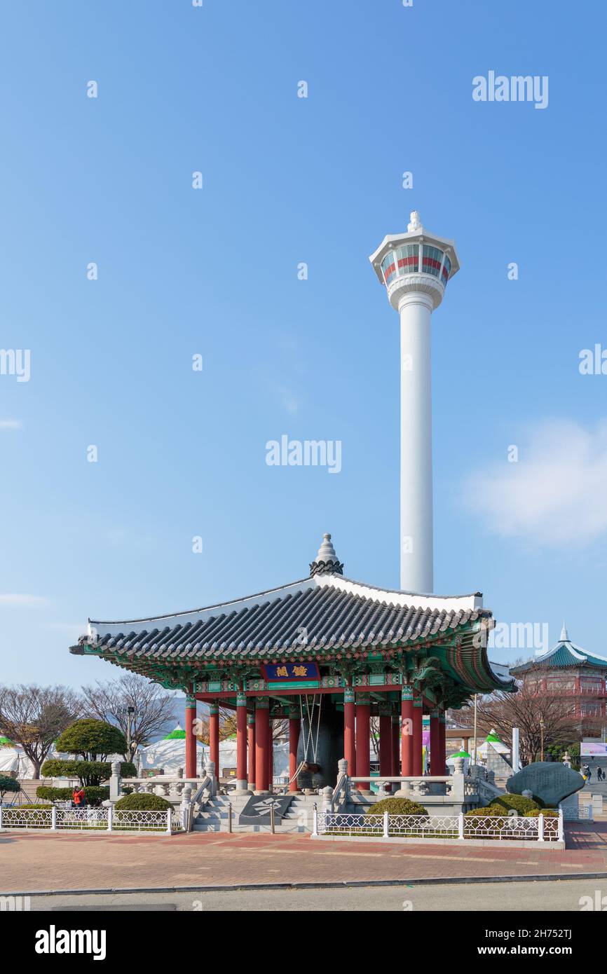 Busan, Corea del Sud - 28 novembre 2015: Il Parco Yongdusan con la Torre Busan. Un padiglione nel parco. Foto Stock