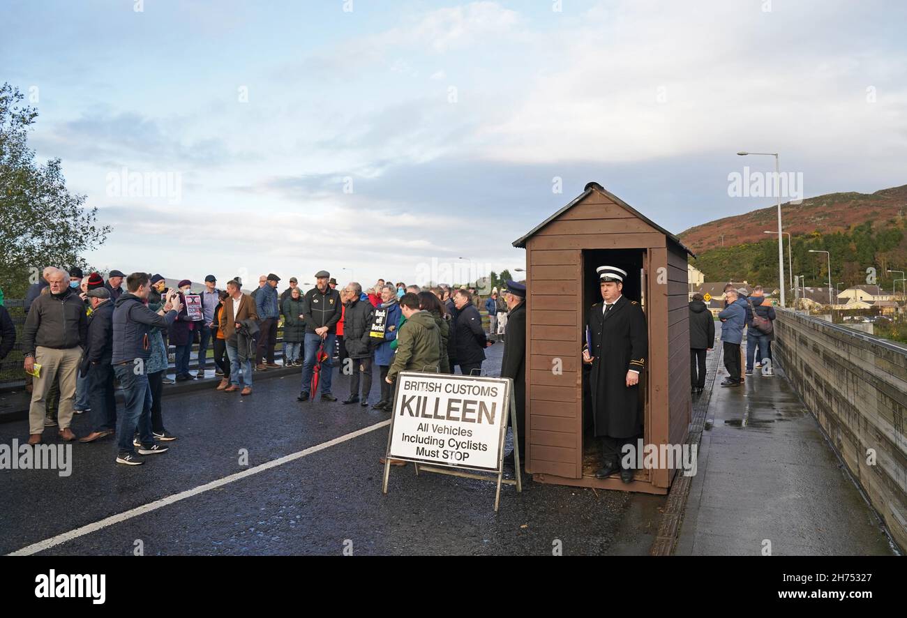 Un posto doganale fittizio è istituito con i manifestanti delle Comunità di frontiera contro la Brexit, come dimostrano a Flickcarnon, al confine tra la Repubblica d'Irlanda e l'Irlanda del Nord, chiedendo al governo di non innescare l'articolo 16 del protocollo dell'Irlanda del Nord. Data foto: Sabato 20 novembre 2021. Foto Stock