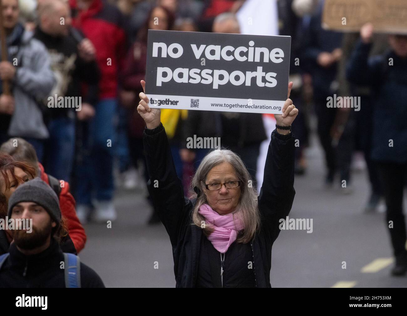 Londra, Regno Unito. 20 Nov 2021. Migliaia di persone che si oppongono al vaccino si dimostrano nel centro di Londra. Sono fermamente convinti che bambini e adulti non debbano essere costretti a vaccinarsi. L'Austria ha appena annunciato di avere un blocco nazionale a partire da martedì. Credit: Mark Thomas/Alamy Live News Foto Stock