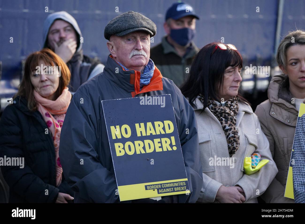 I manifestanti delle Comunità di confine contro la Brexit si dimostrano a Flickcarnon, al confine tra la Repubblica d'Irlanda e l'Irlanda del Nord, chiedendo al governo di non innescare l'articolo 16 del protocollo dell'Irlanda del Nord. Data foto: Sabato 20 novembre 2021. Foto Stock