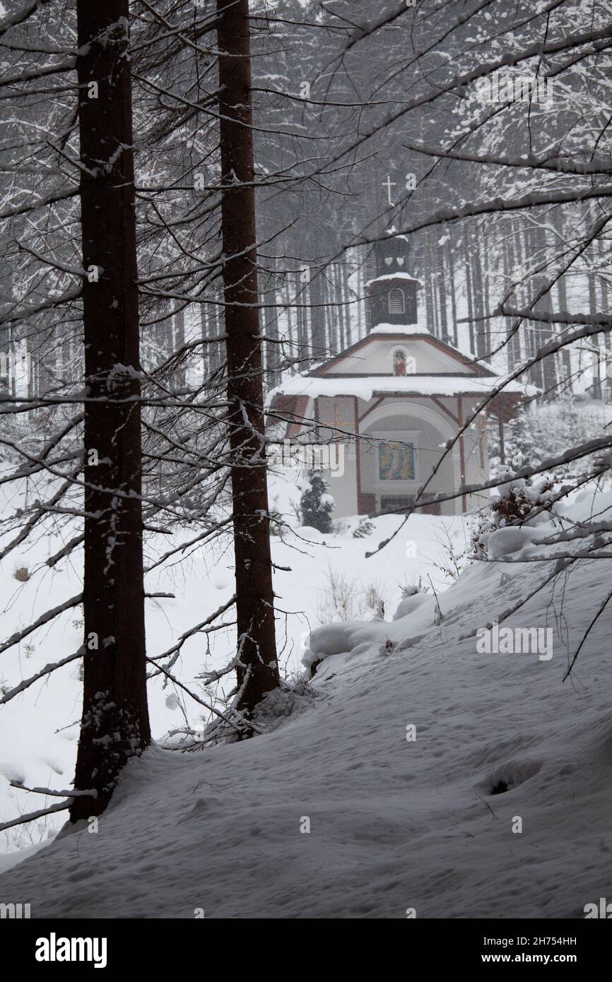 cappella nel mezzo della foresta, sotto le montagne, inverno, neve, come nei vecchi giorni, luogo abbandonato, luogo di preghiera, luogo silenzioso, slovacchia, e Foto Stock