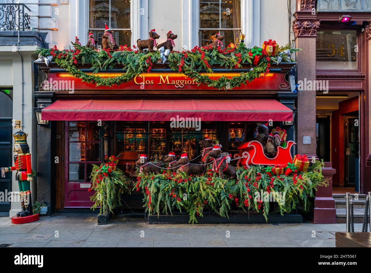 LONDRA, Regno Unito - NOVEMBRE 11 2021: Clos maggiore, un moderno ristorante francese a Covent Garden di Londra, è decorato per Natale. Foto Stock