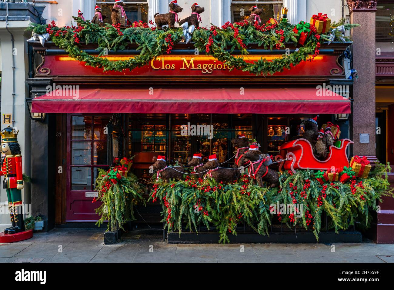 LONDRA, Regno Unito - NOVEMBRE 11 2021: Clos maggiore, un moderno ristorante francese a Covent Garden di Londra, è decorato per Natale. Foto Stock