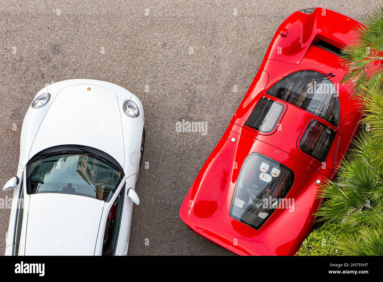Una rossa Noble M600 e una Porsche 911 super auto dall'alto Foto Stock