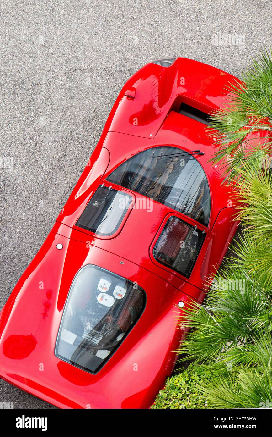 Una supercar nobile rossa dall'alto Foto Stock