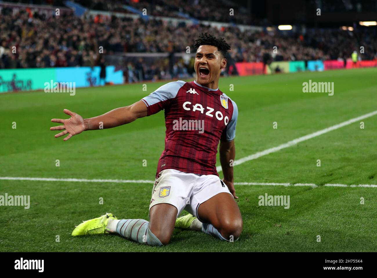 Ollie Watkins di Aston Villa celebra il traguardo di apertura durante la partita della Premier League a Villa Park, Birmingham. Data foto: Sabato 20 novembre 2021. Foto Stock