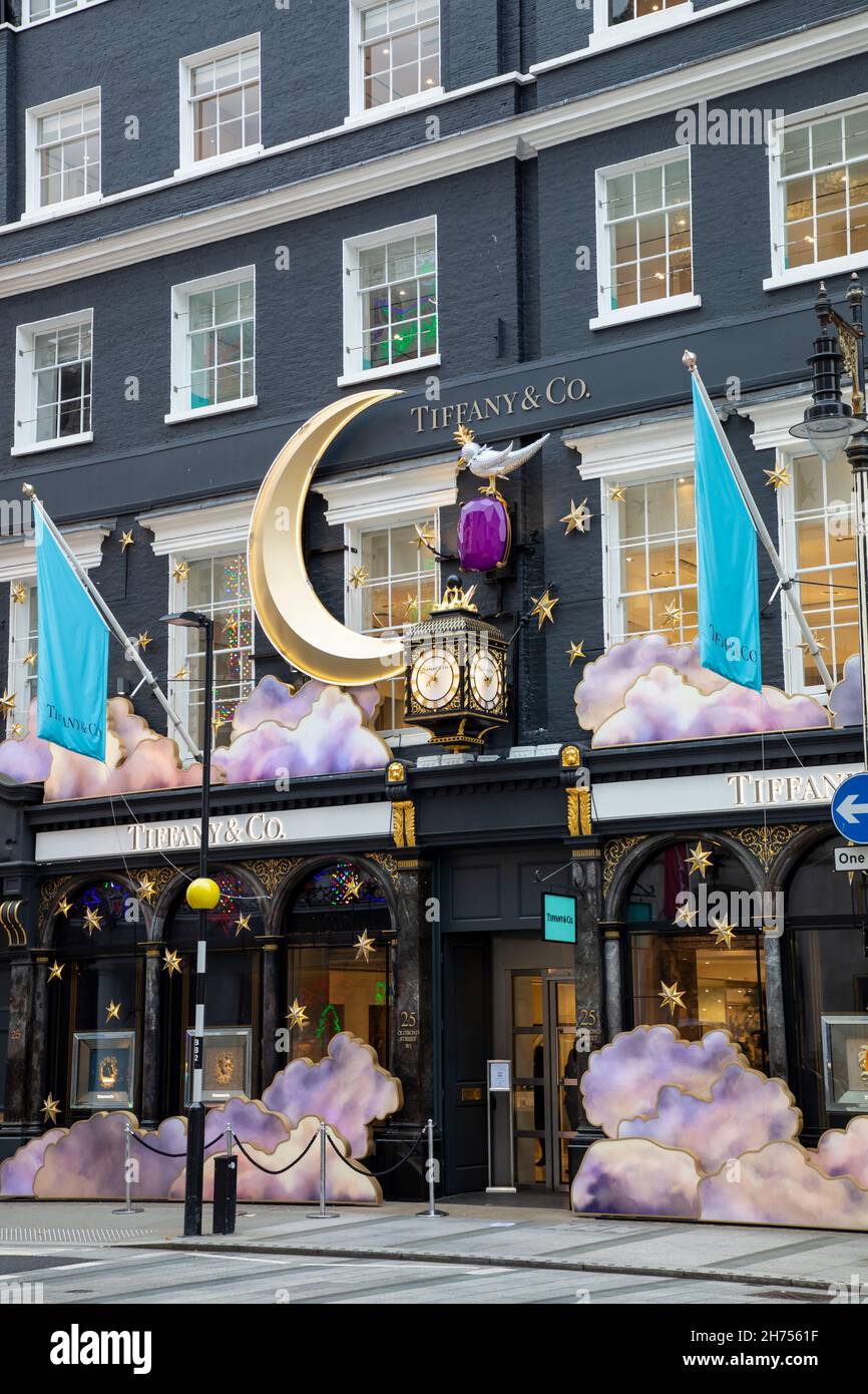 Londra, Regno Unito - 20 novembre 2021: I negozi sono decorati per Natale nella zona elegante di New Bond Street. Foto Stock