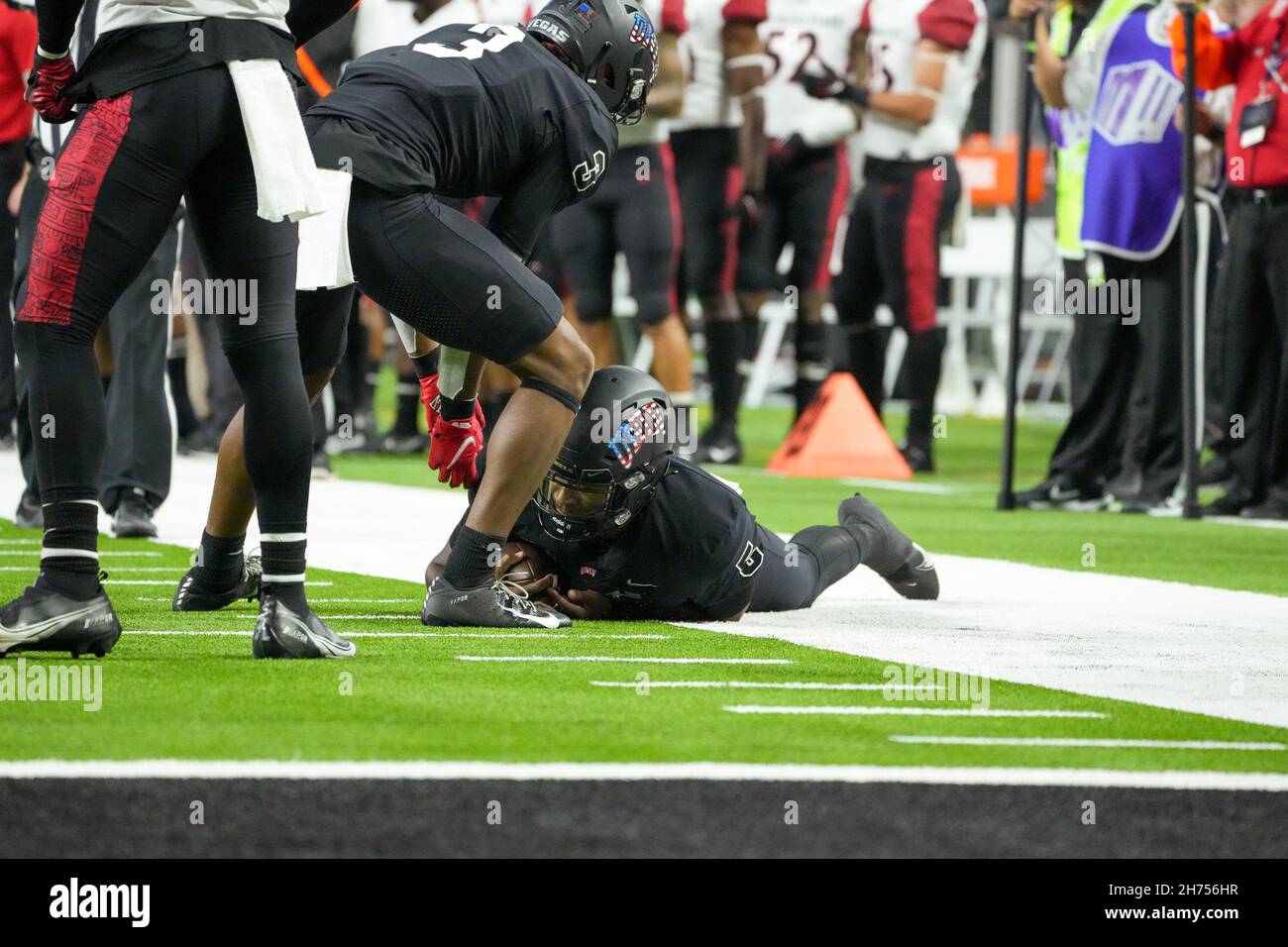 19 novembre 2021, Las Vegas, LAS VEGAS, NV, Stati Uniti: Las Vegas, NV - Novembre 19: UNLV Rebel QB Justin Rogers (5) si tuffa per lo yardage extra alla fine della sua corsa allo Stadio Allegiant per la notte Senior UNLV : UNLV vs San Diego state il 19 Novembre 2021 a Las Vegas, Stati Uniti. (Credit Image: © Louis Grasse/PX Imagens via ZUMA Press Wire) Foto Stock