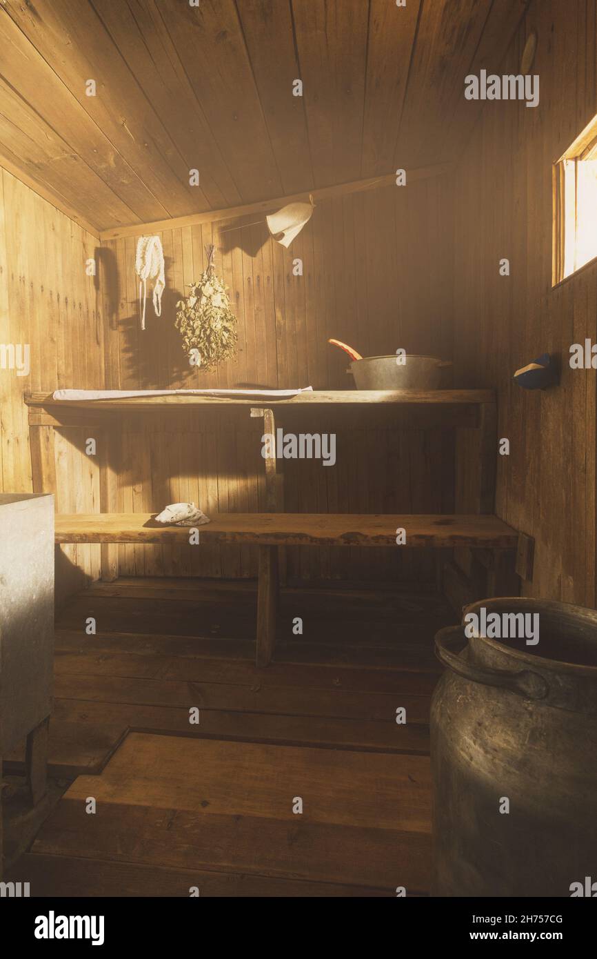 Autentico interno di una vera e propria sauna bagno Russo rustico. Foto Stock