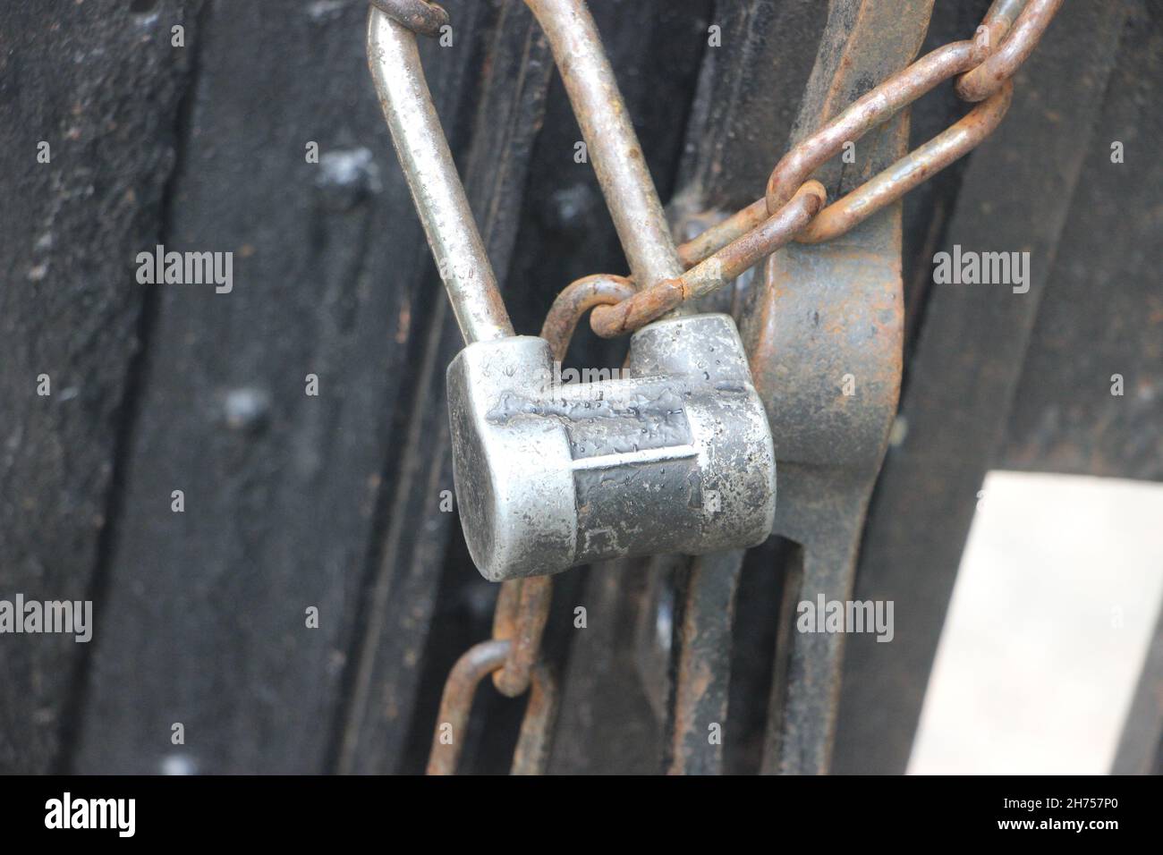 Lucchetto Hangig vintage su vecchia porta di legno chiusa a chiave. Informazioni vietate concetto commerciale Foto Stock