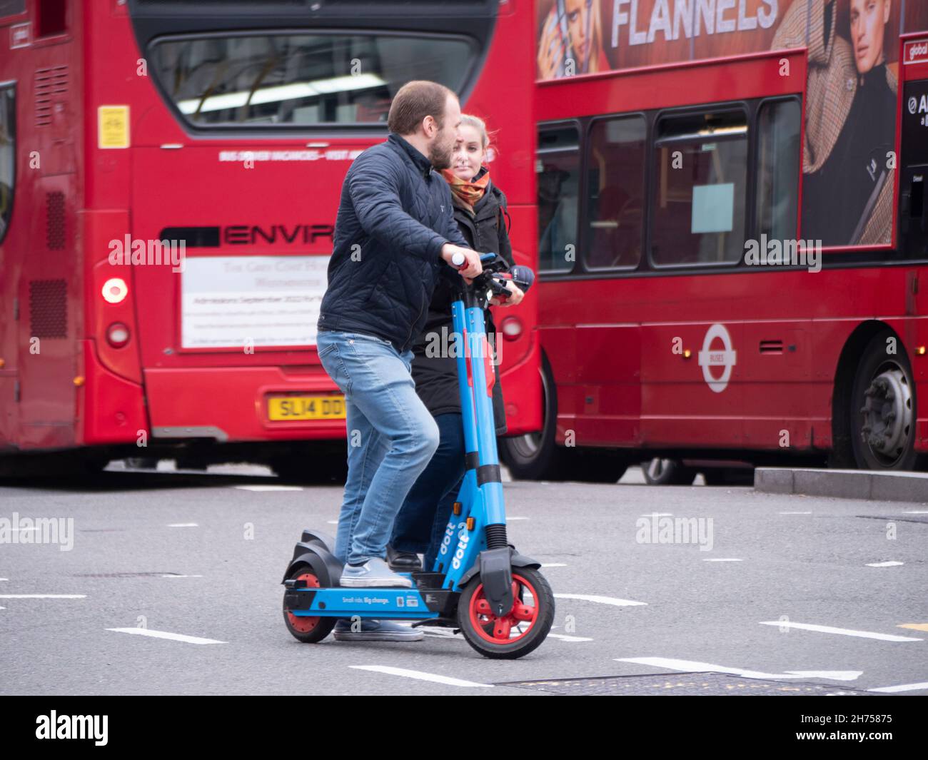 Coppia di scooters elettrici a noleggio dott.ssa nella trafficata strada di Londra Foto Stock